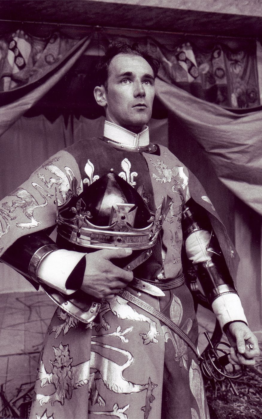Henry V Globe Theate 1997 Mark Rylance Henry V Shakespeare's Globe A man wearing a tunic with the English and French emblems holds his crown under his arm.